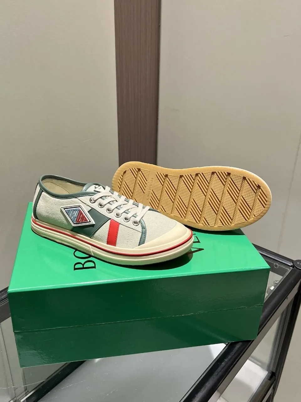 p518🐮🐮Bottega Veneta BV's latest Eliot series, retro basketball shoes, casual sports canvas shoes, become gods when they are launched! [Celebration] [Celebration] A 1:1 copy of the original version, [Fireworks] original material, [Fireworks] original color system, inspired by retro basketball sneakers, the color combination highlights youthful vitality, and perfectly interprets the theme of youth and childlike innocence. The details are also very particular. The summer canvas brings excellent durability and comfort. Designs such as calfskin trim, rubber toe caps and hand-painted retro red lines are full of retro feel. The round toe and convex sole add a modern feel and are suitable for various styles. Easily create a fashionable atmosphere. The upper foot is the focus...can be worn as a couple's shoes...each shoe has more taste and attitude! Fabric: Original customized high-density canvas + cowhide Lining: Original customized breathable canvas Insole: movable latex cowhide insole. Sole: original molded non-slip and wear-resistant TPU material. Sole thickness: 3cm. Size: women's size 35#-40#, men's size 39#-45#.